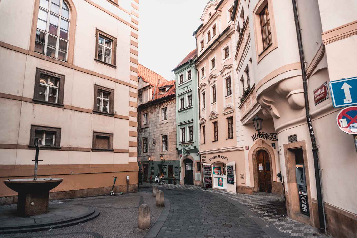 Rua do centro histórico de Praga