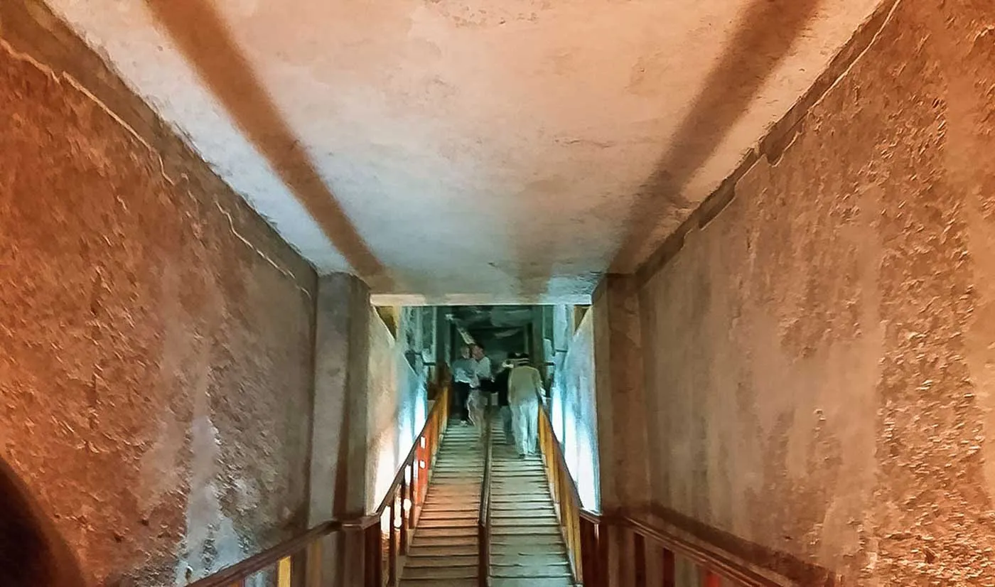 Corredor de entrada de uma das tumbas do Vale dos Reis, no Egito