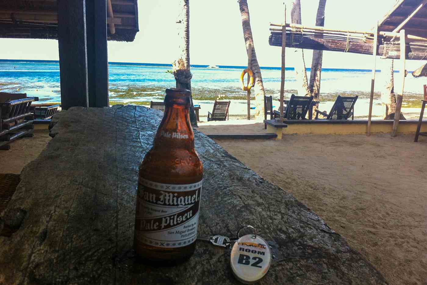 Cerveja em bar de frente a praia em Boracay