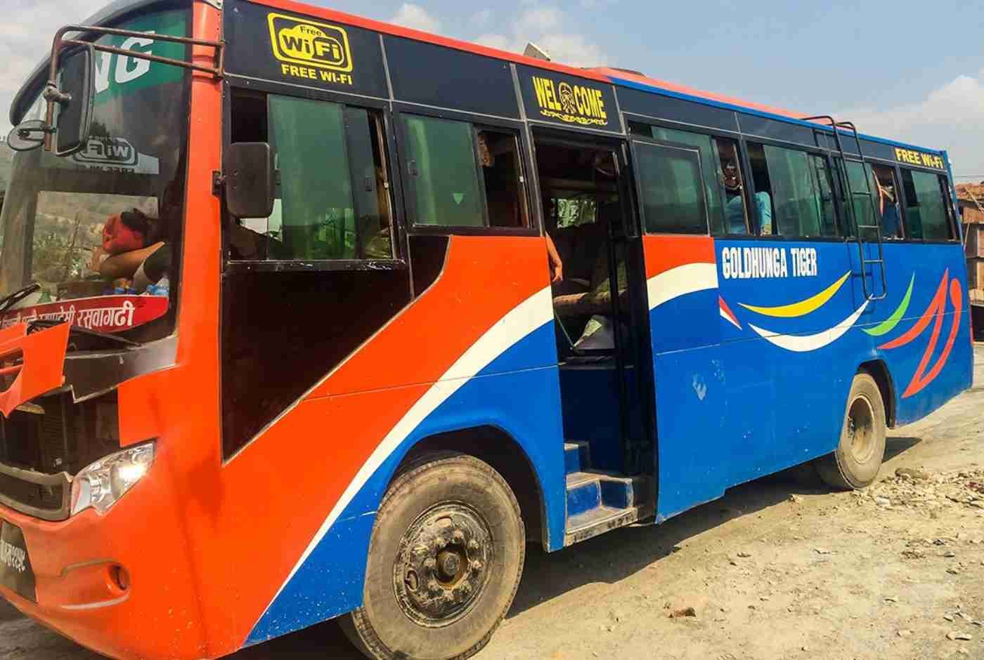 Ônibus local no Nepal