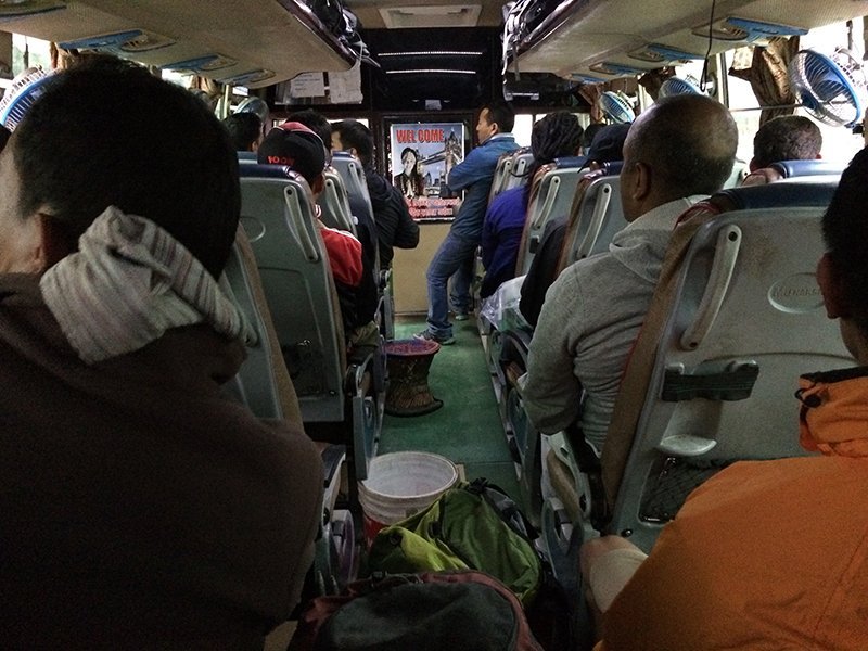 Viagem de 10 horas de Kathmandu até o início do trekking no Nepal