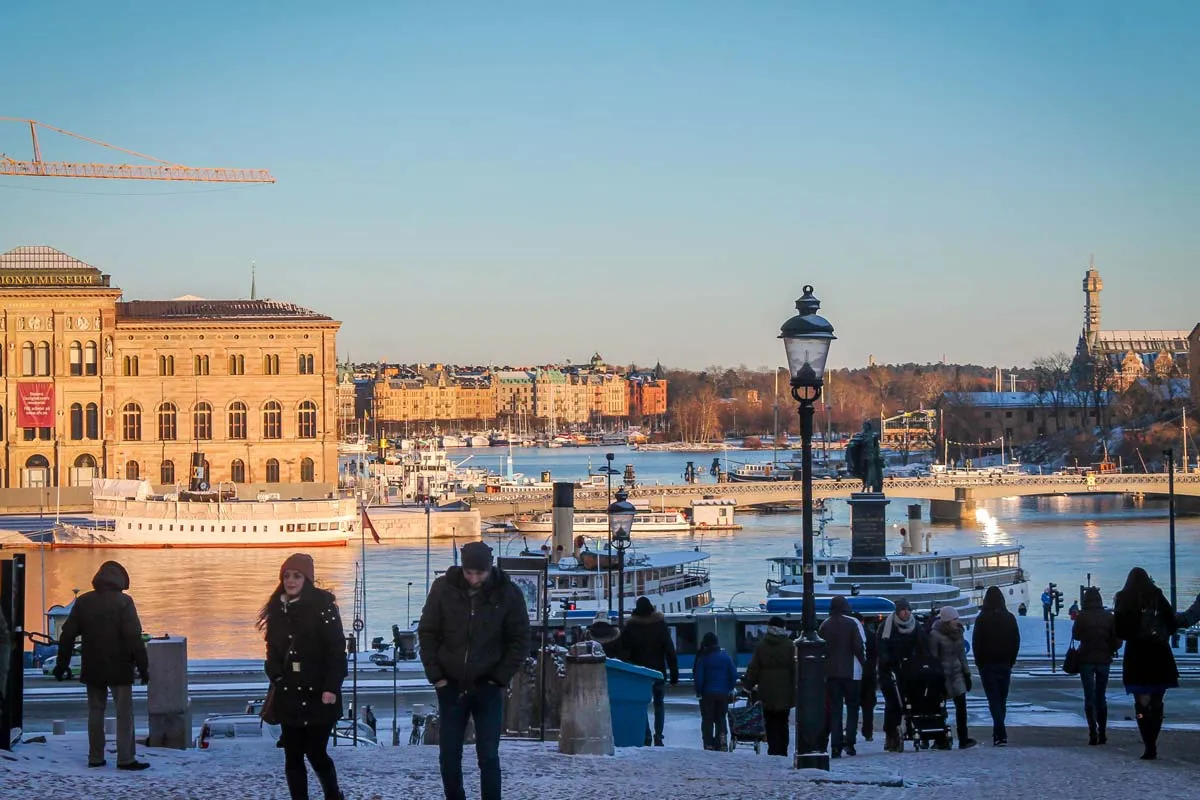 Pessoas andando na rua de Estocolmo no Inverno