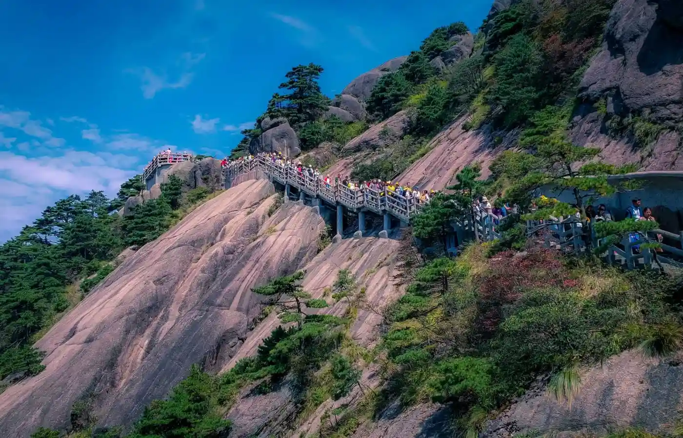 Caminho na montanha amarela na China