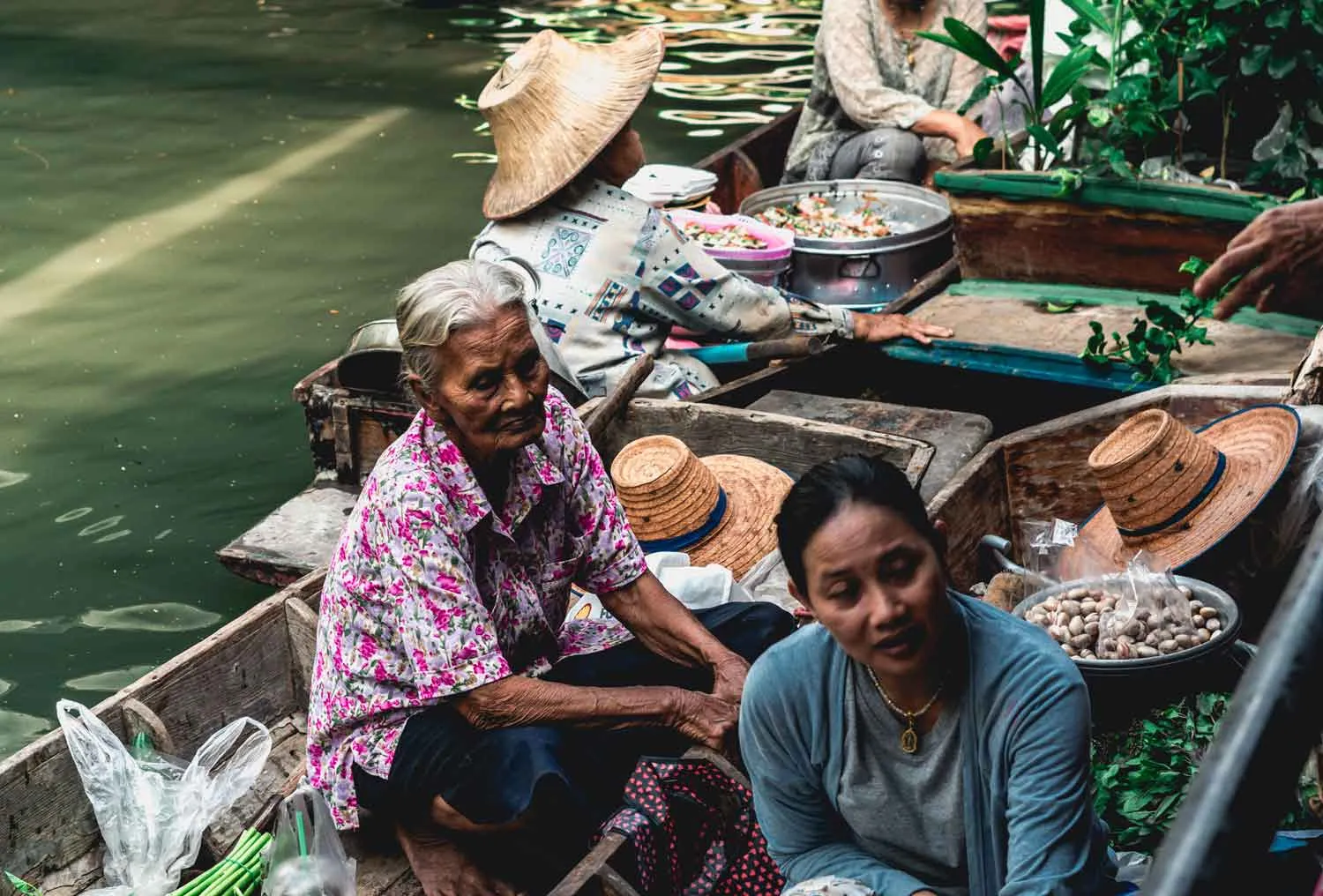 Mulheres vendendo comida no mercado flutuante