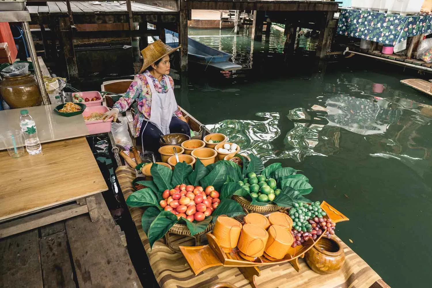 Vendedora no mercado flutuante em Bangkok