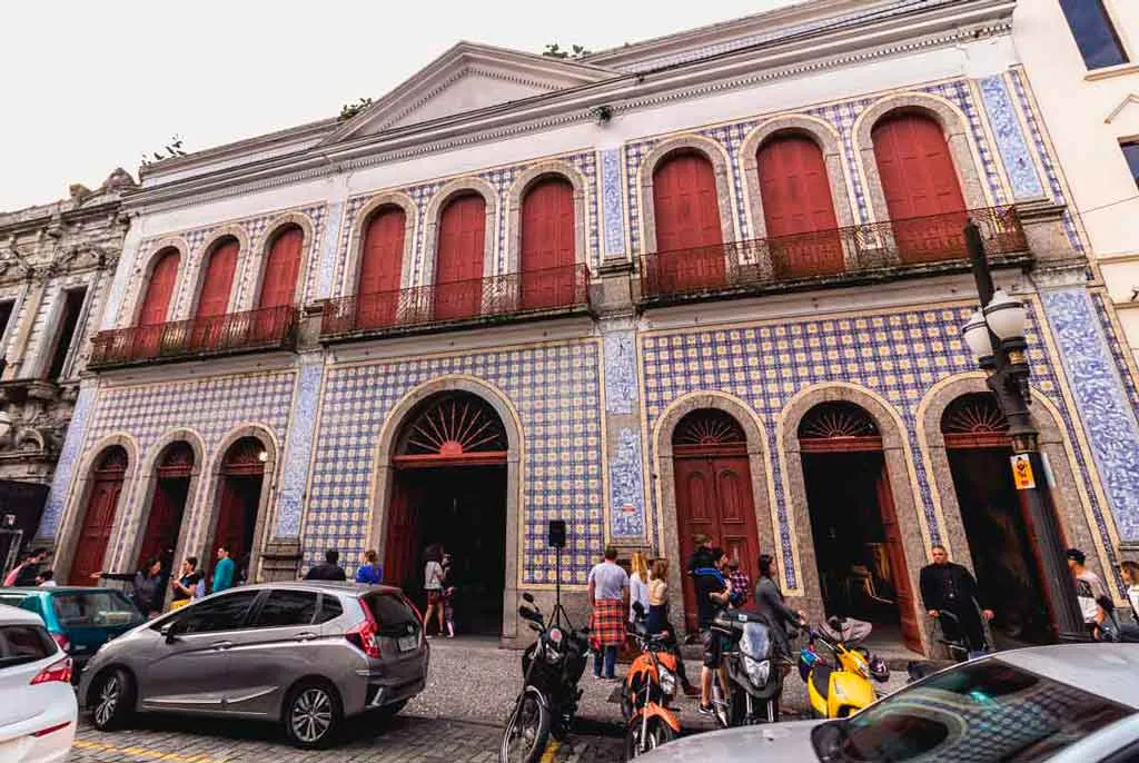 Casa da frontaria azulejada no centro histórico de Santos