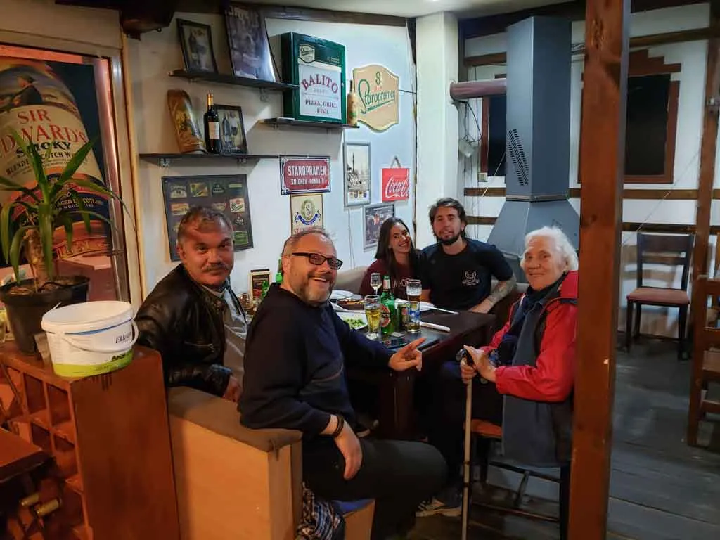 Jantar com nosso amigo Dan e sua família em Sofia