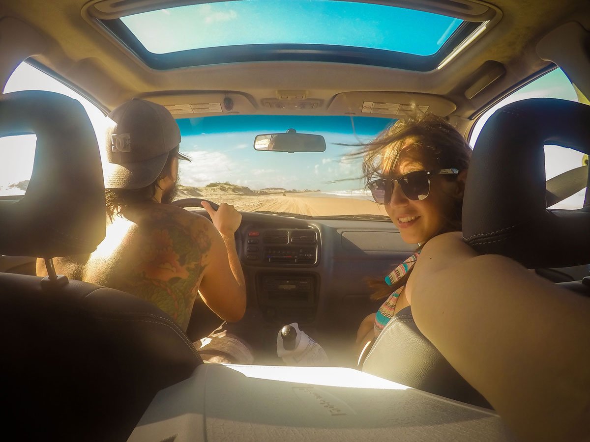 Dentro do carro na estrada Praia de Malembá