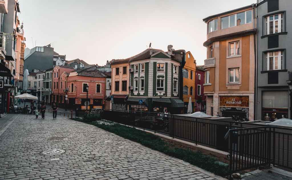 rua e casas típicas em plovdiv bulgária