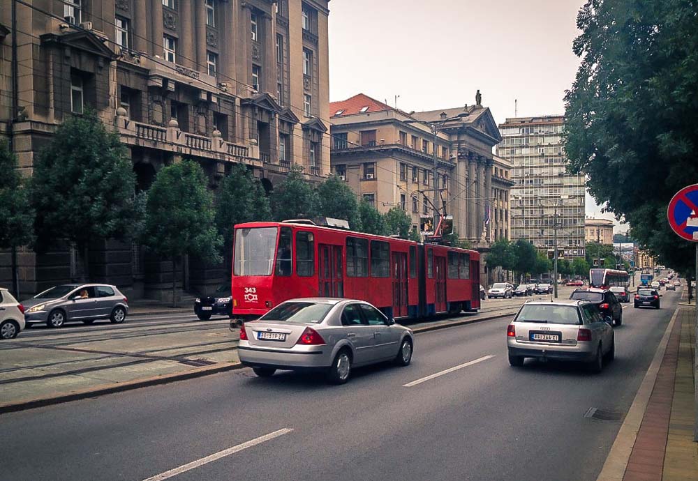 Carros e pessoas na rua de Belgrado