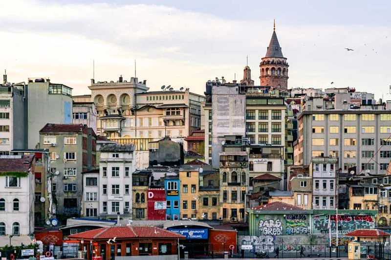 Torre Galata e distrito galado com o corde de ouro em Istambul na Turquia
