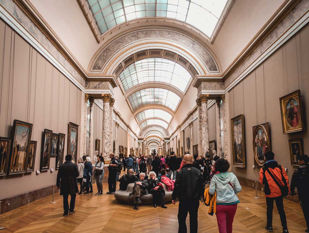 Pessoas dentro do Museu do Louvre em Paris