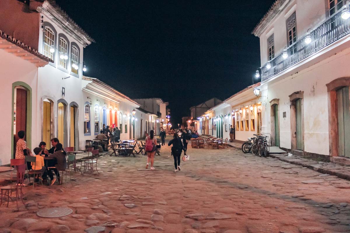 Rua do centro histórico de Paraty a noite