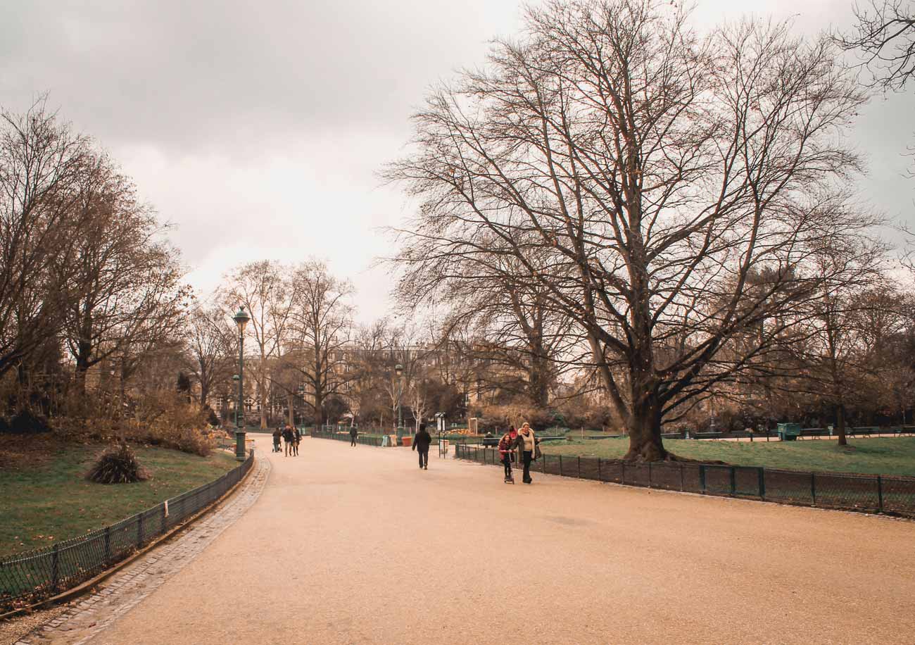 Pessoas num parque em Paris