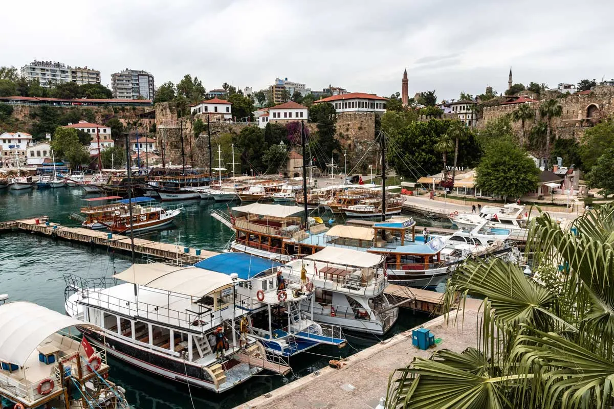 Barcos parados no Porto de Antália na Turquia