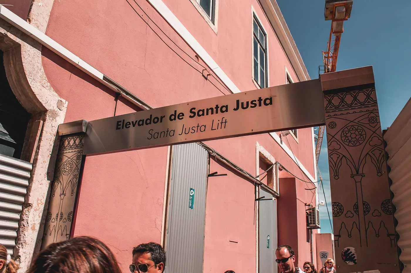 Placa da entrada do Elevador da Santa Justa em Lisboa