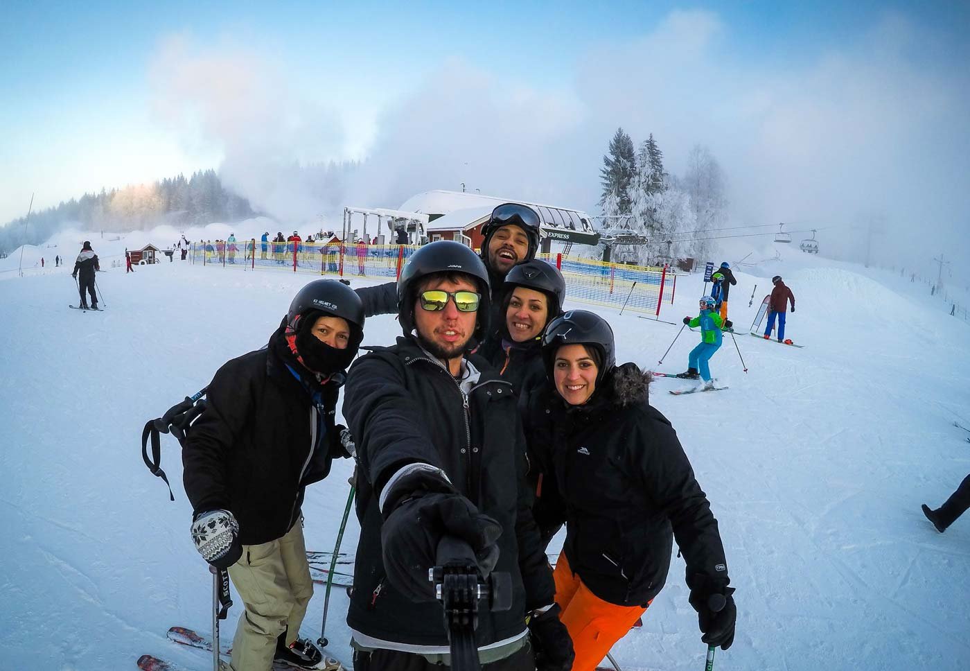Grupo de pessoas esquiando