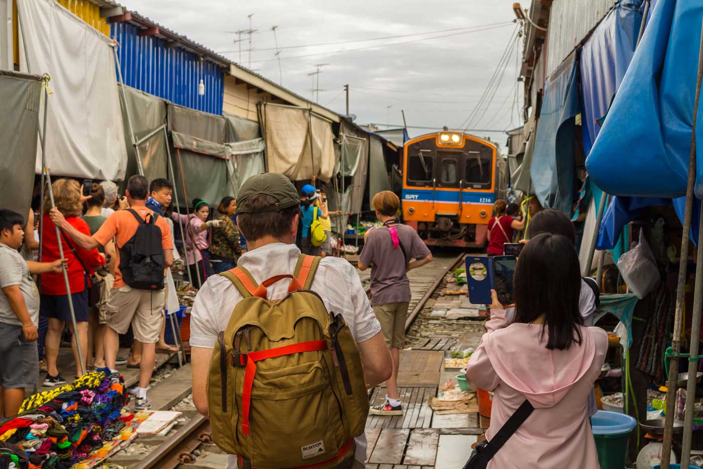Mercado-do-Trem-Maeklong