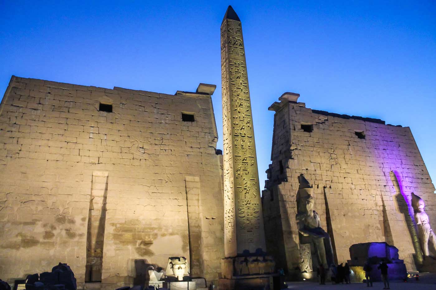 Entrada do Templo de Luxor à noite
