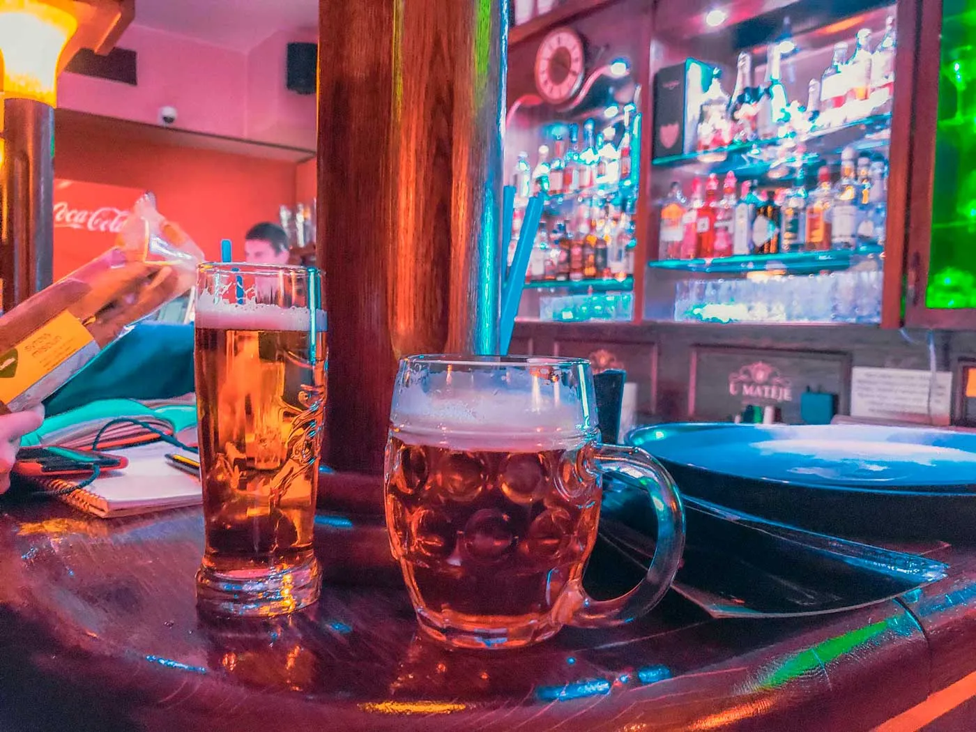 Copos de cerveja no Bar U Matěje em Praga