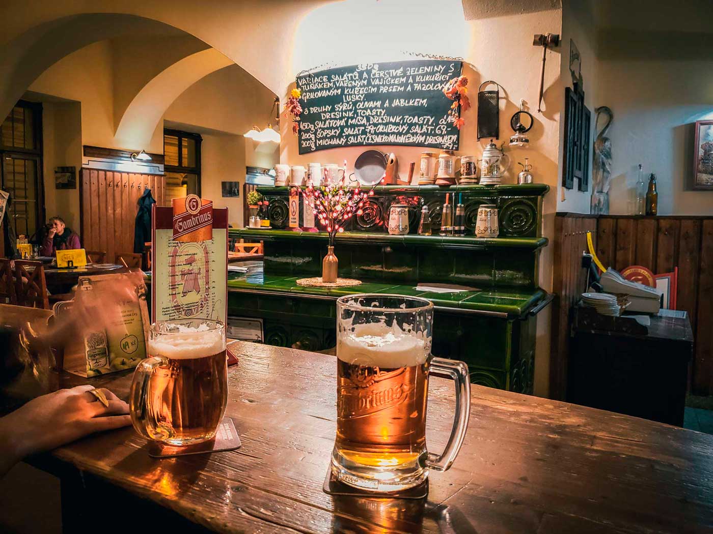 Cerveja no bar em Praga U Novaka