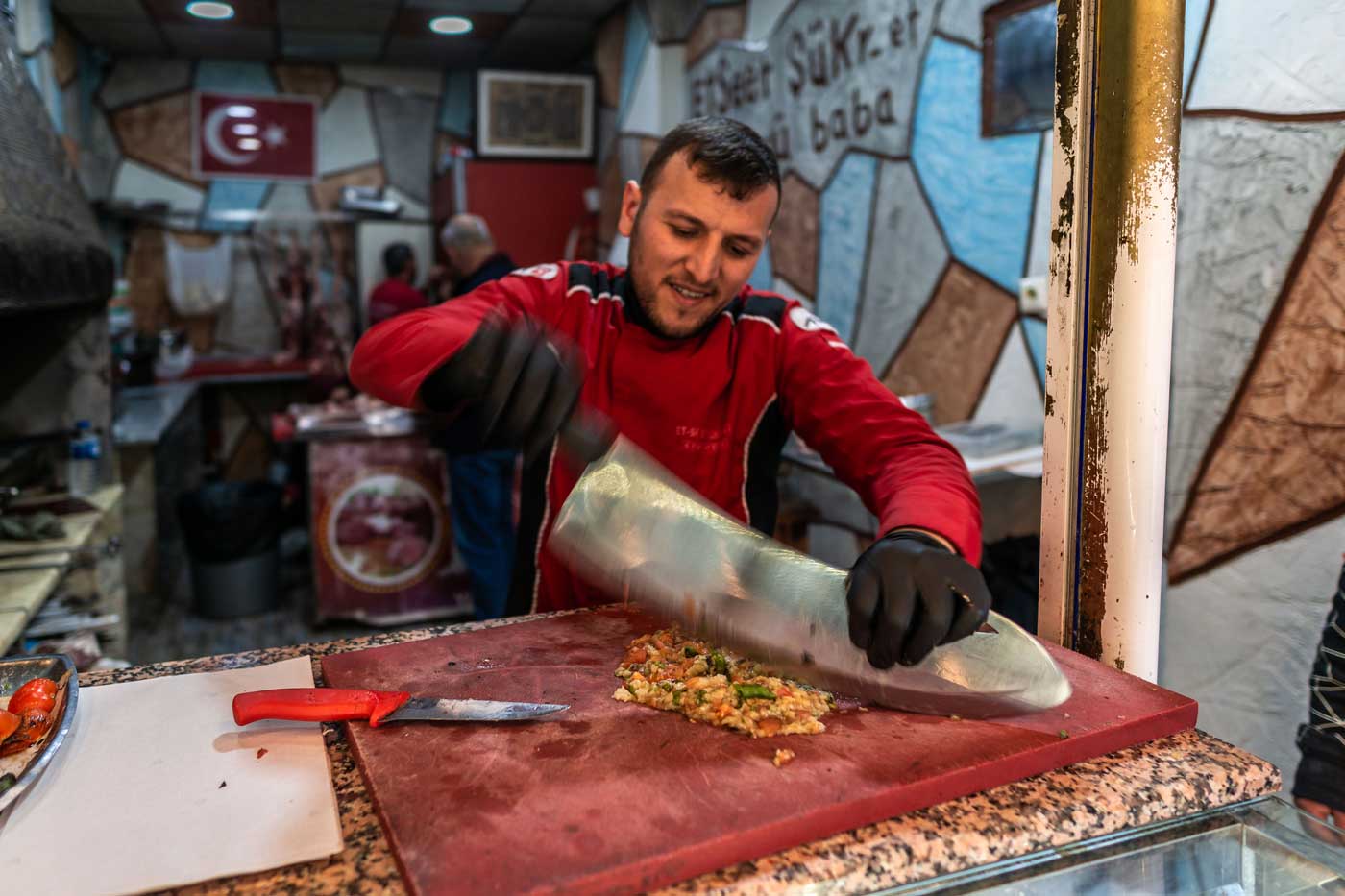 Chef do Restaurante Et se Et Sukret preparando prato da culinária turca