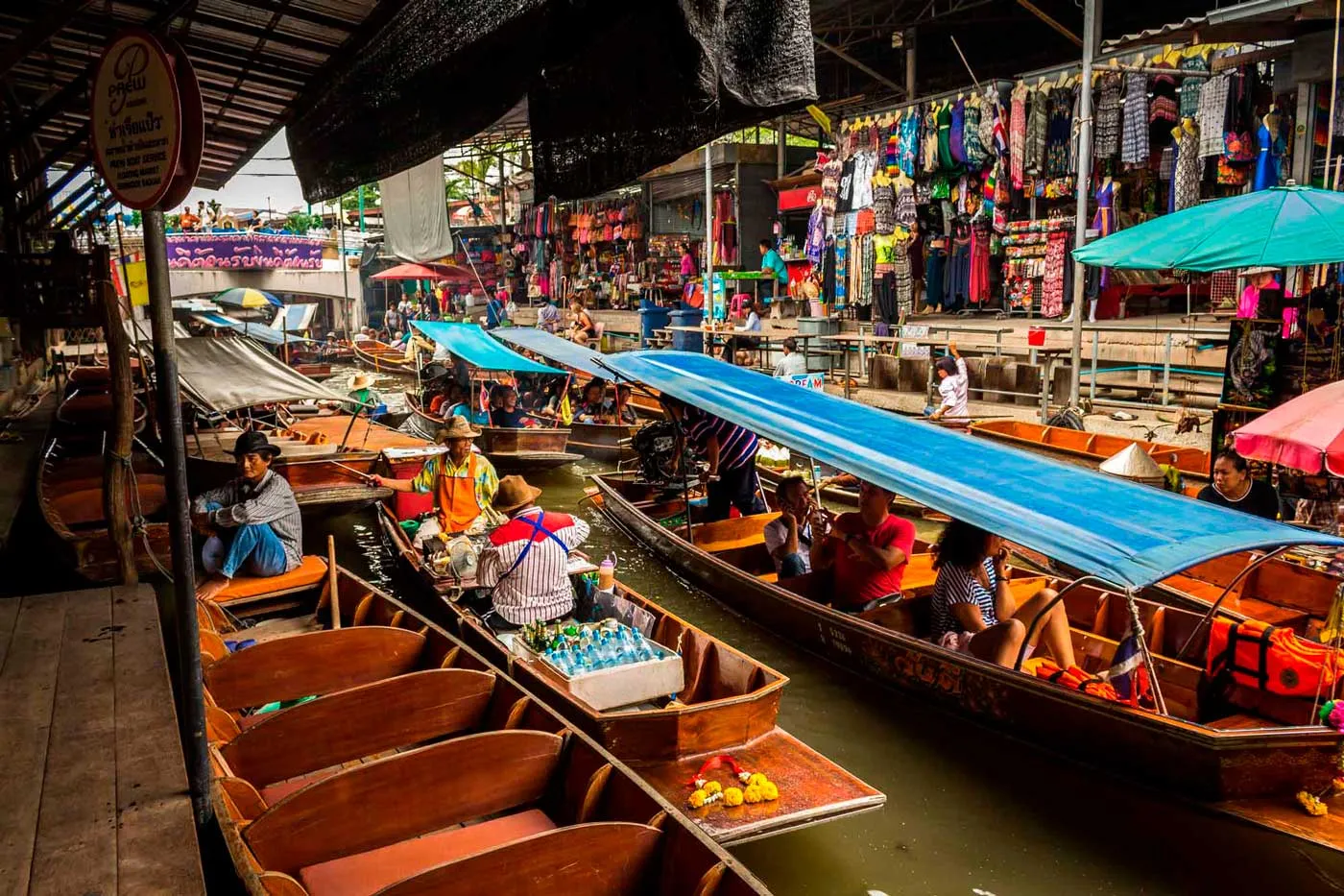 Barcos do Mercado Flutuante em Bangok