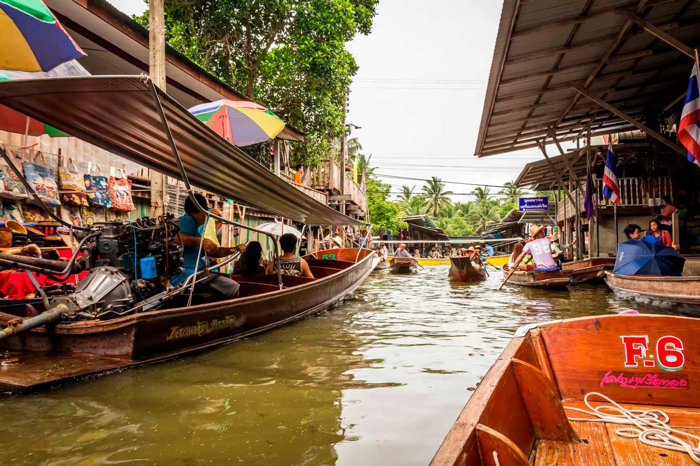 Barcos no mercado flutuante Damnoen Saduak em Bangkok