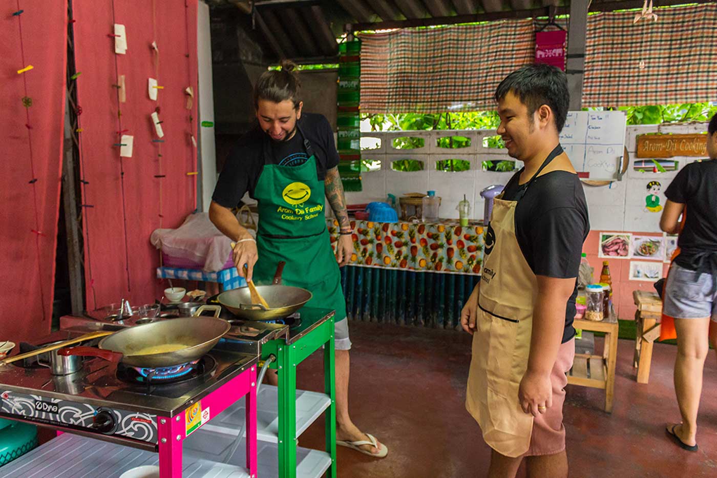 Cozinhando durante o curso de culinária na Tailândia