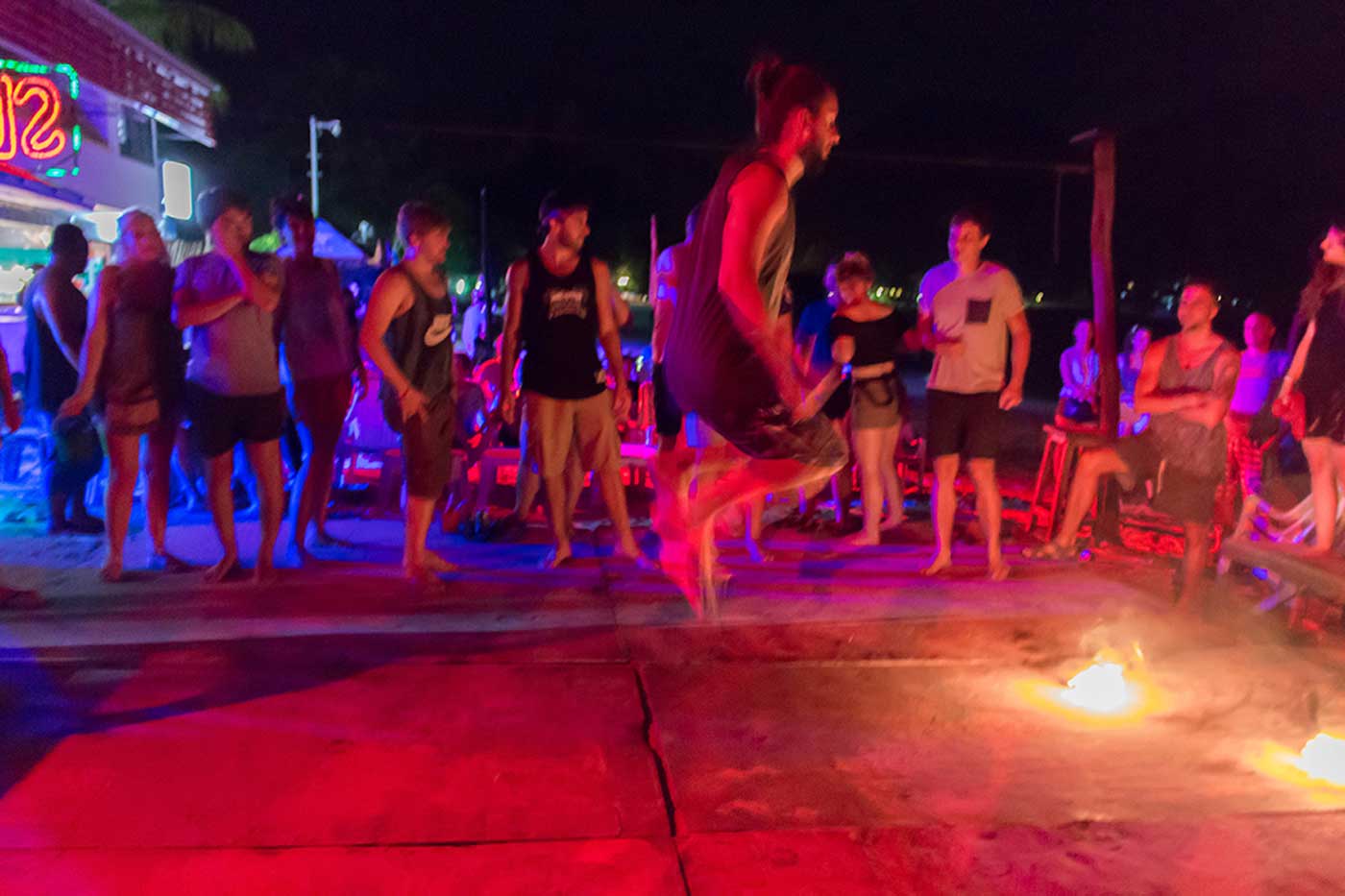 Festa a noite na ilha Phi Phi