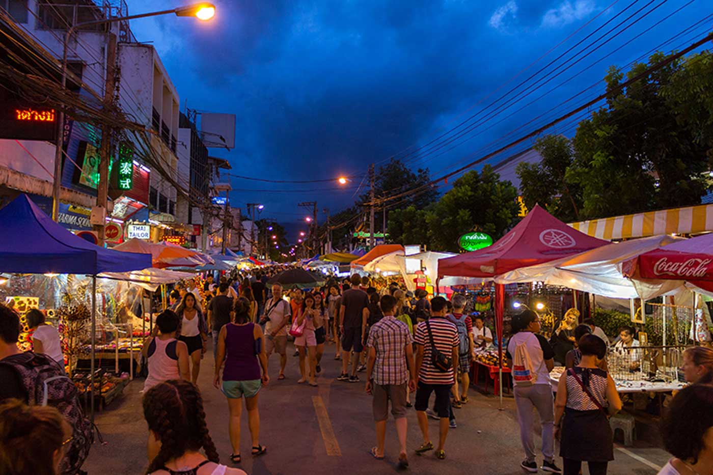 Mercado noturno do domingo em Chiang Mai na Tailândia