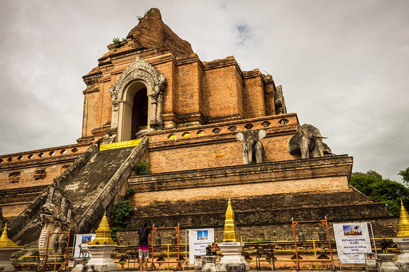 Templo Wat Chedi Luang na Tailandia