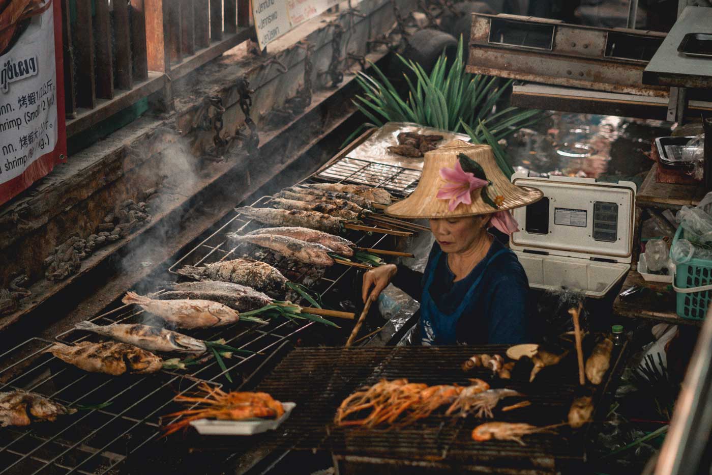 Peixe na brasa com sal grosso na Tailândia
