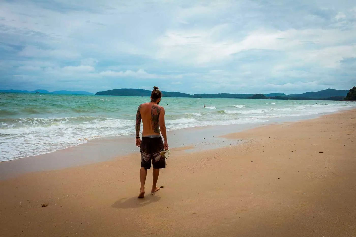 Homem na Praia de Ao Nang em Krabi, Tailândia