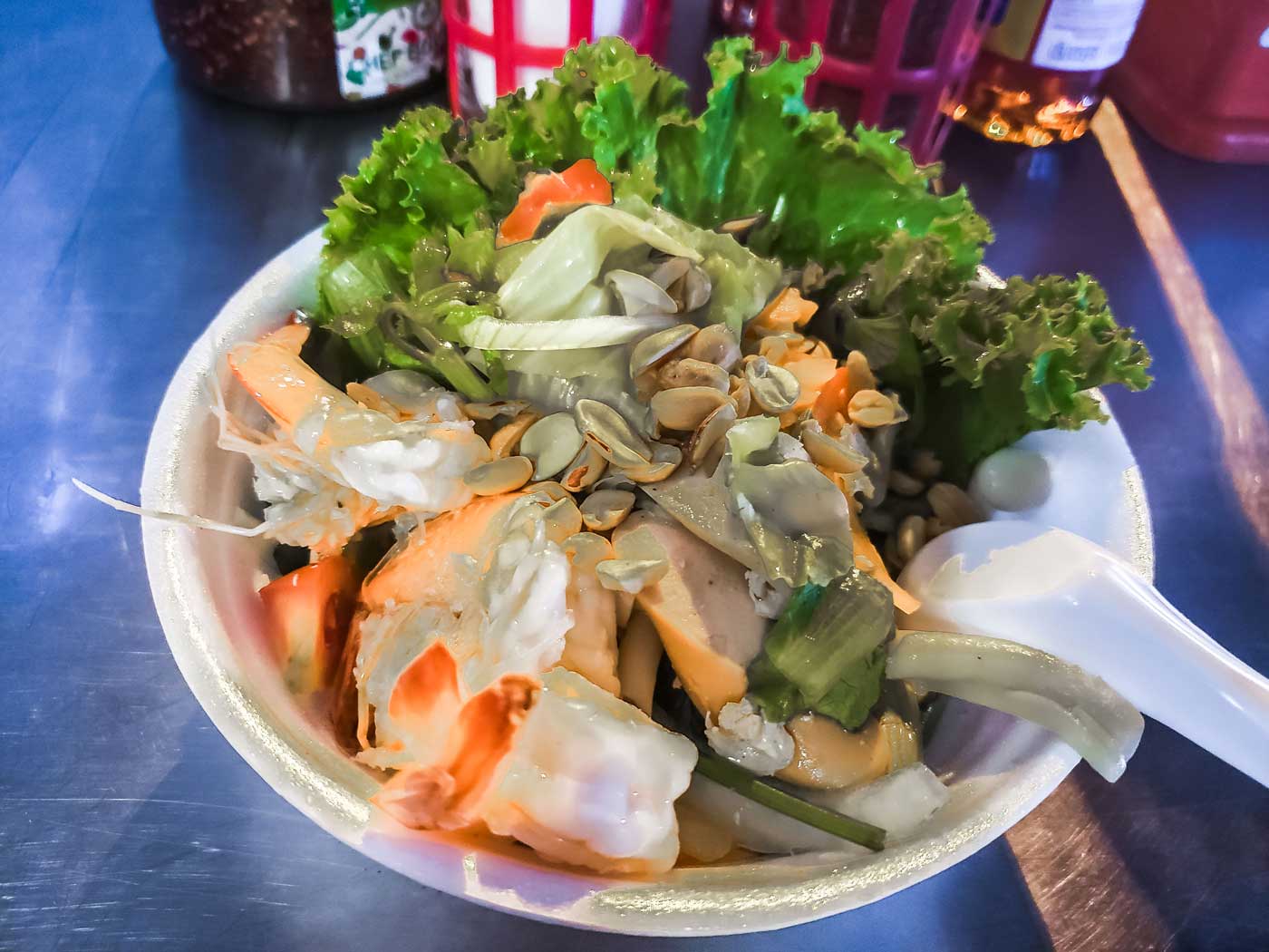 Salada de macarrão apimentada da culinária da Tailândia