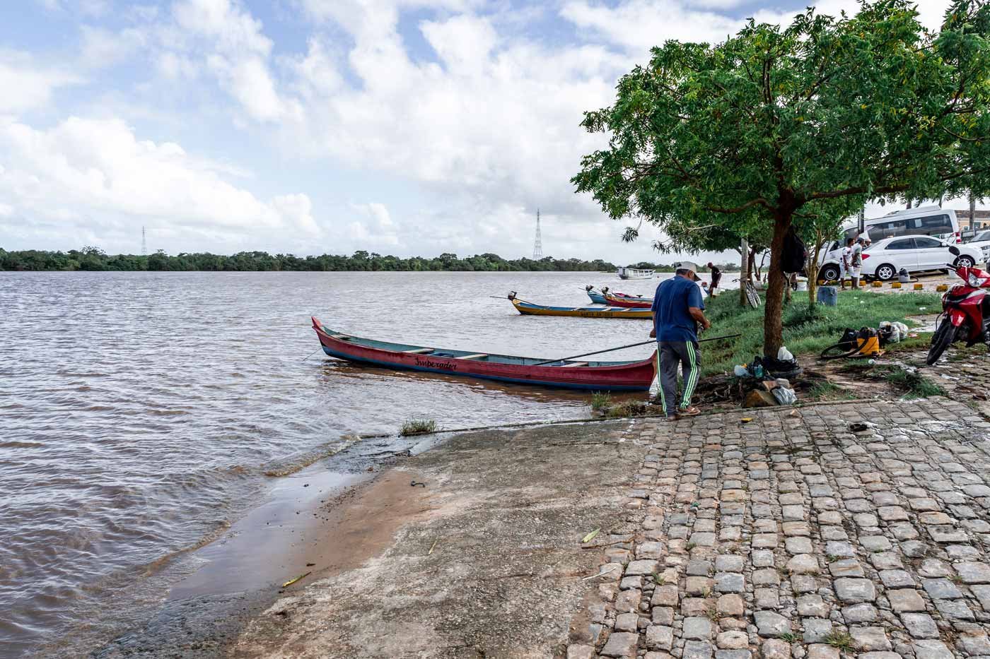 Barcos e pescadores em Penedo Alagoas