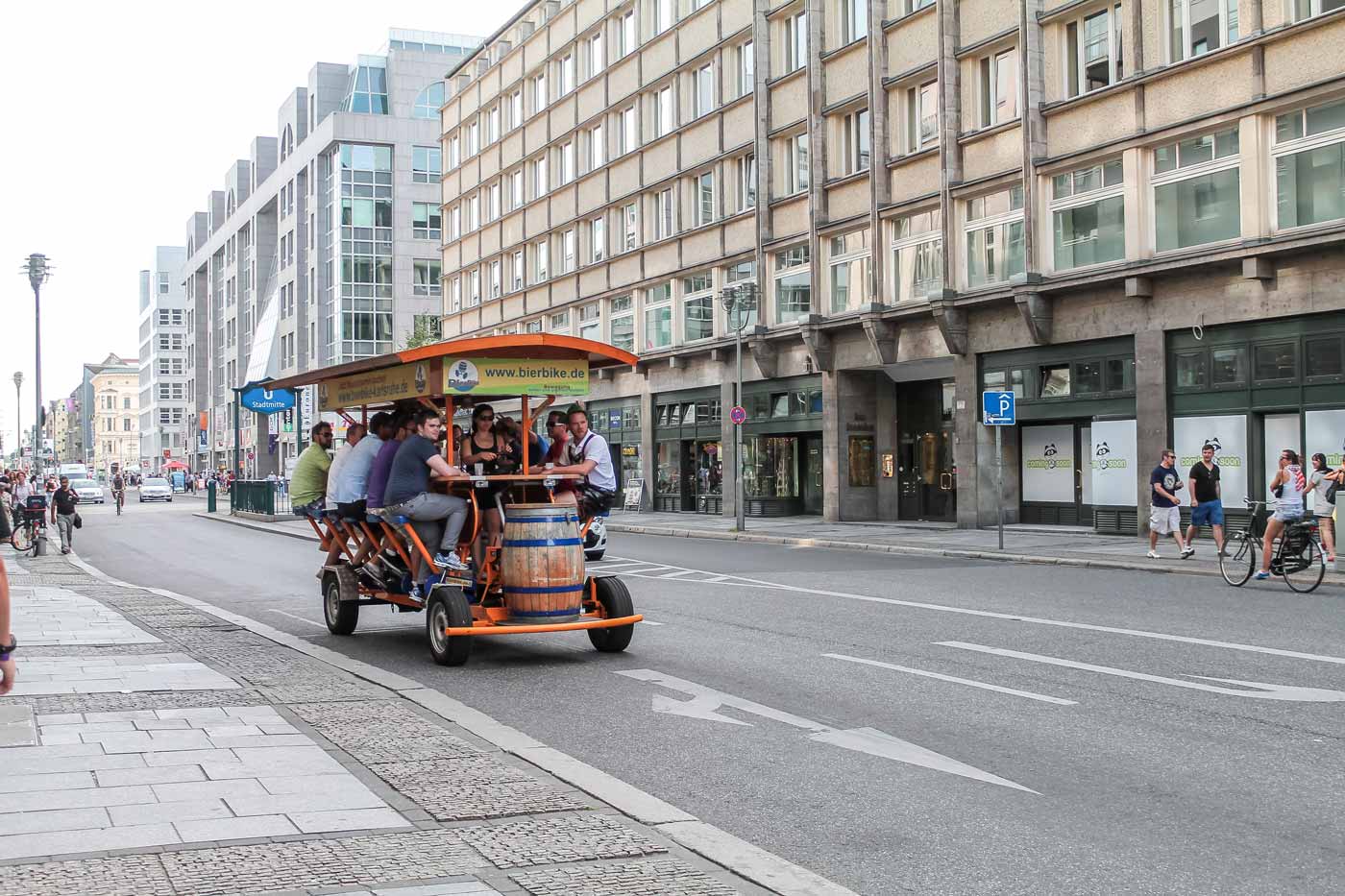 Bicicleta com cerveja passeia nos Pontos turísticos de Berlim