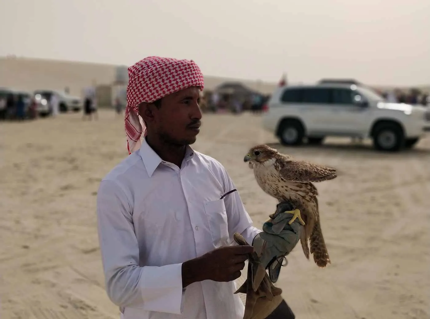 Homem no deserto do Qatar