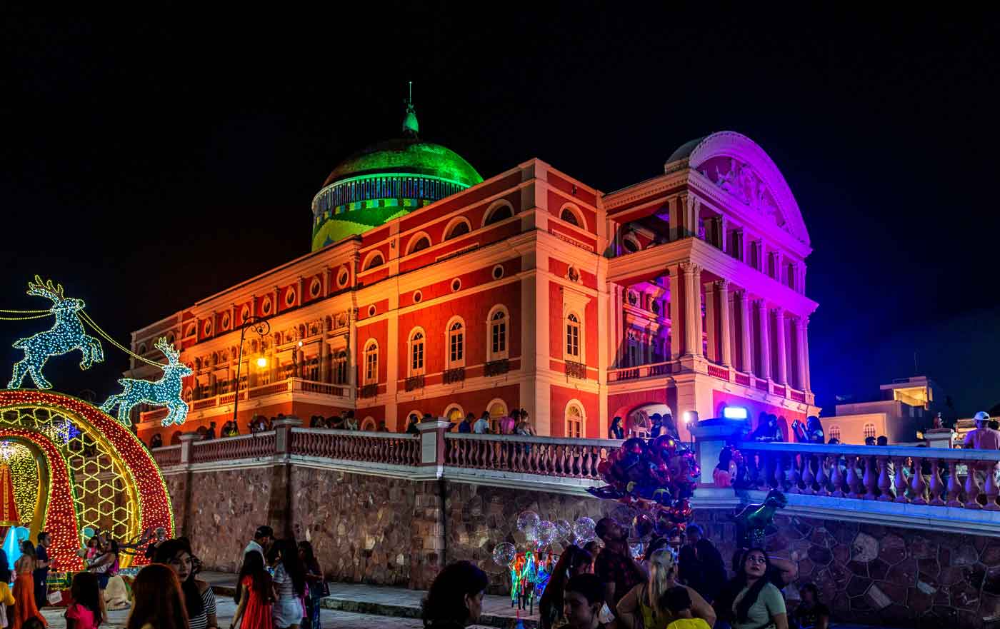 Teatro Amazonas iluminado a noite