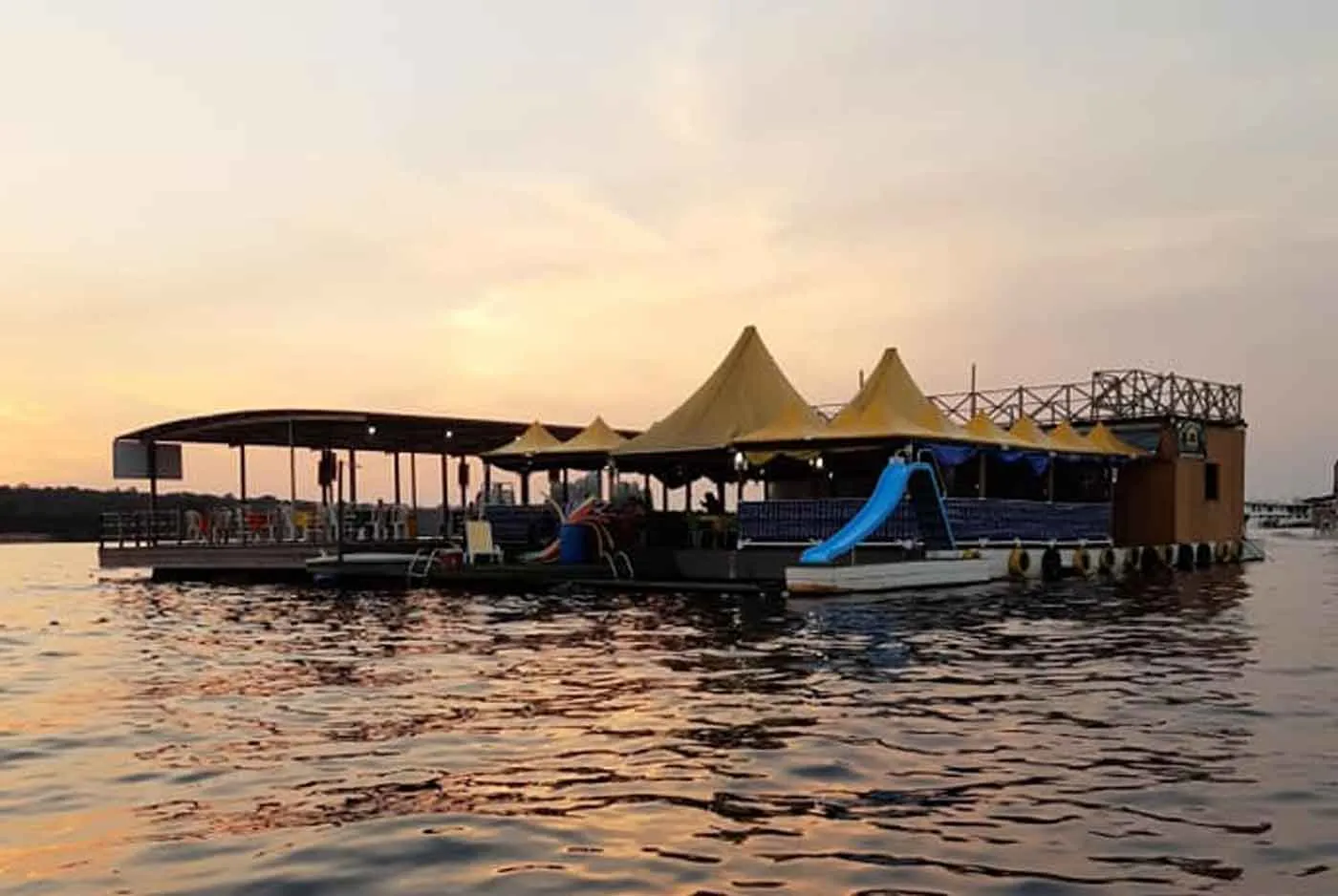 Flutuante Amazônia como um dos Restaurantes flutuantes em Manaus