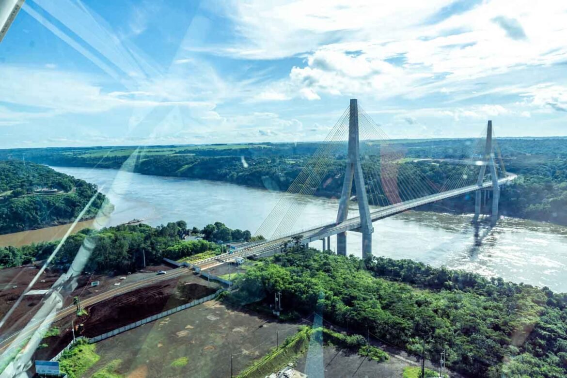 Encontro dos Rios Paraná e Iguaçu na tríplice fronteira