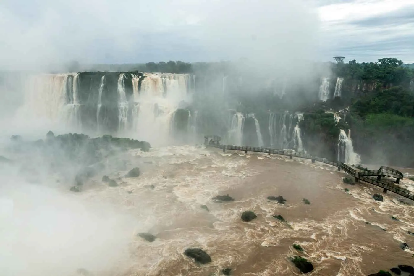 Cataratas do Iguaçu e passarela Garganta do Diabo